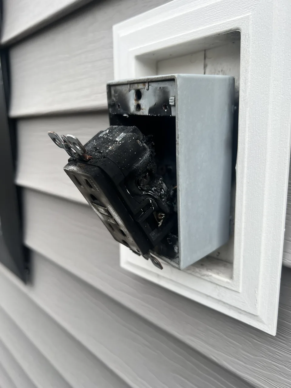 Burnt GFCI outlet replacement in Bedford-Stuyvesant, Brooklyn — MP Electric NYC