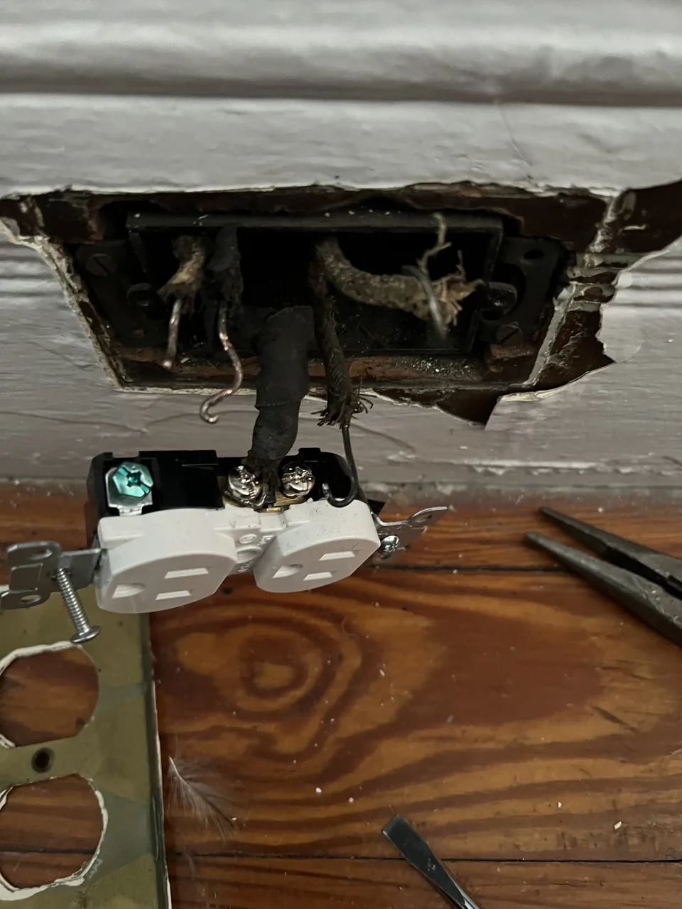 Outlet replacement — cloth-insulated wiring in Brooklyn Heights, Brooklyn — MP Electric NYC